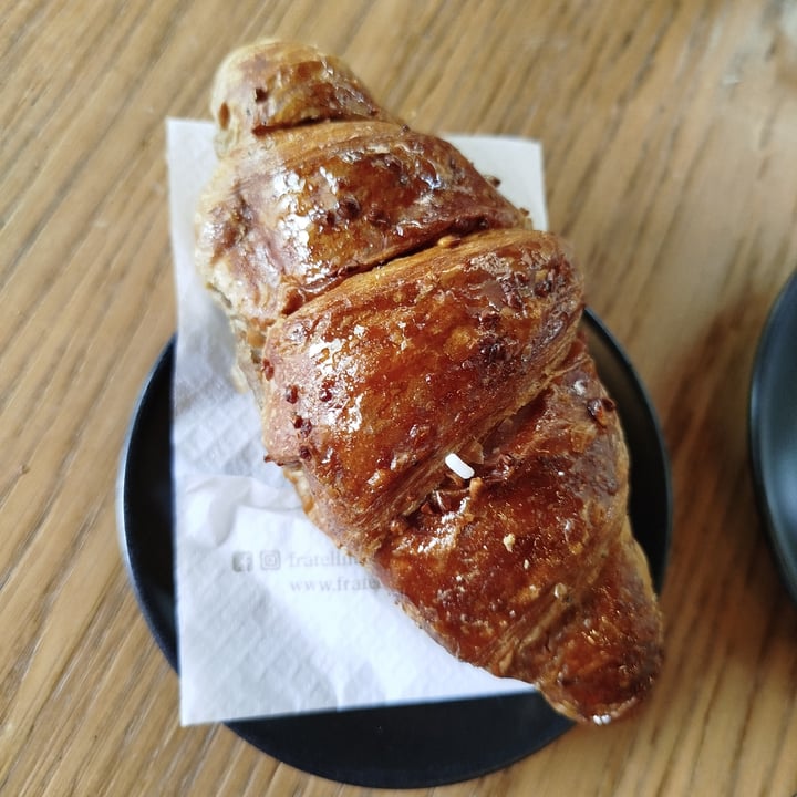 photo of Pasticceria Marinari cornetto Alla Pesca shared by @viveregreenn on  04 May 2025 - review