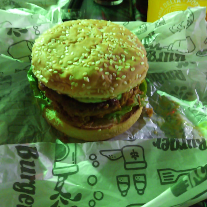 photo of MilaVeg Lanches Red berry burger shared by @distarvegan on  23 Apr 2024 - review