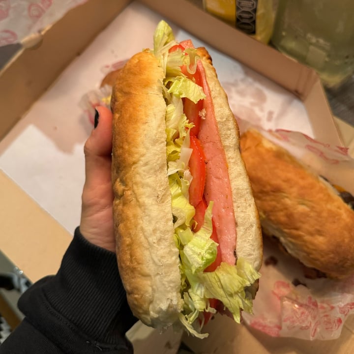 photo of La Cueva Vegana Sandwich de mila de pollo con jamon queso lechuga tomate shared by @inespressable on  23 Nov 2024 - review
