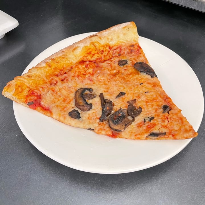 photo of 365 Whole Foods Market Vegan Cheese Pizza shared by @tamiapple on  28 Apr 2025 - review