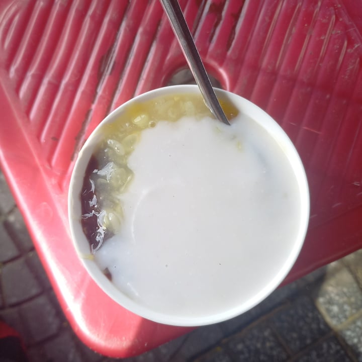 photo of Vegetarian Restaurant Che in Vietnam Consists Of Sweet Beans And Coconut Milk shared by @rima on  13 Jan 2024 - review