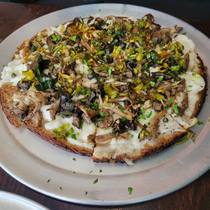 photo of Pizza Verde Funghi Pizza shared by @migithealien on  07 May 2024 - review