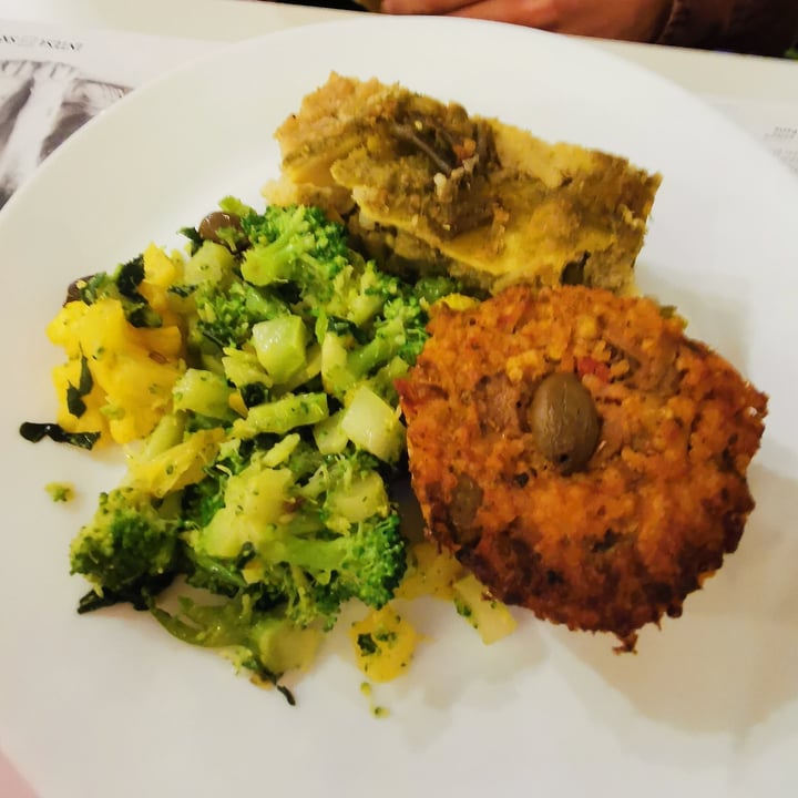photo of La Gastronomia Veg Broccoli, cavolfiore e olive shared by @posataverde on  14 May 2024 - review
