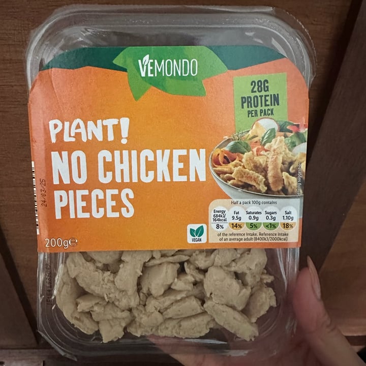 photo of Vemondo Plant! No chicken pieces shared by @cassgloriaeats on  18 Mar 2025 - review