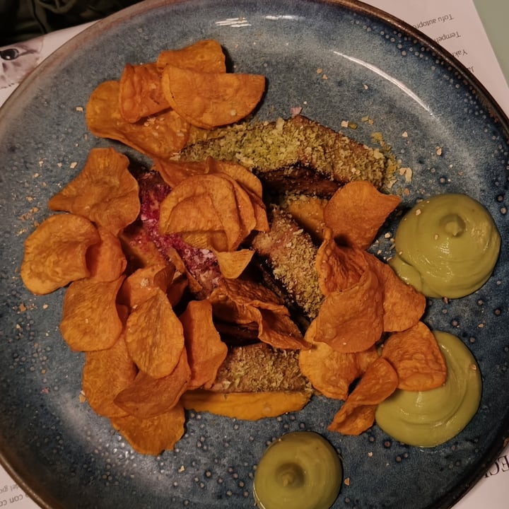 photo of Romeow Cat Bistrot Tofu fatto in casa su crema di avocado, chips e purea di patata dolce agrumata al bergamotto shared by @andydesa on  04 Aug 2024 - review