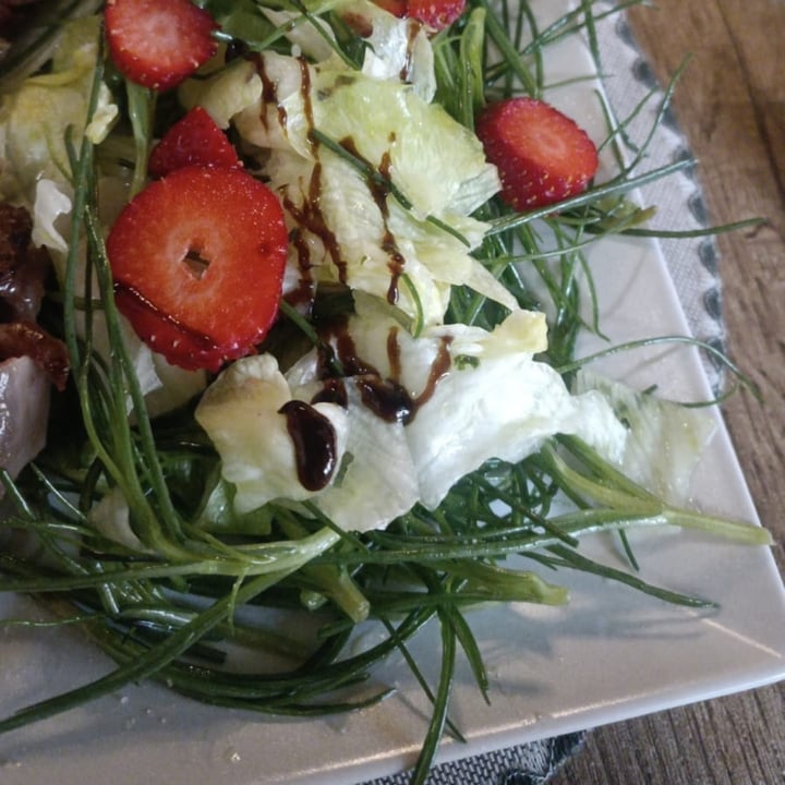 photo of Il Nocciolo Selvatico Ristorante a Sieti (SA) Contorno di agretti, insalata e fragole shared by @viveregreenn on  16 Feb 2025 - review