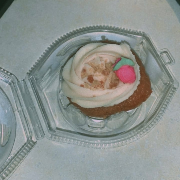 photo of Erin McKenna's Strawberry Bomb Cupcake shared by @marymacw on  02 Feb 2024 - review