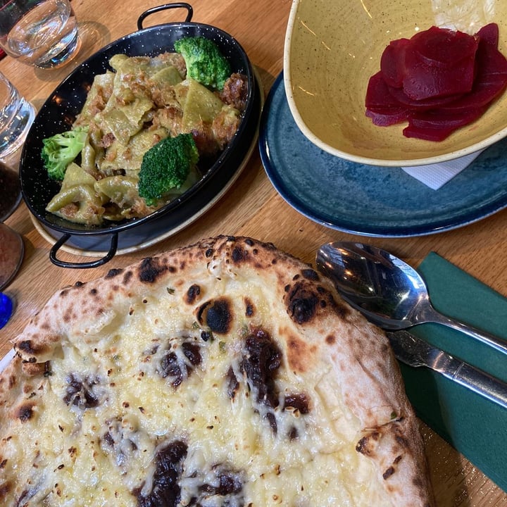 photo of Vegan Garden Onion Pizza and Broccoli Pasta With Cabbage shared by @elliecarrarini on  13 Apr 2024 - review