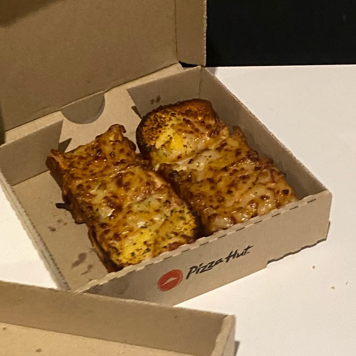 photo of Pizza Hut Sth Melbourne Vegan Cheesy Garlic Bread shared by @kindr-planet on  02 Apr 2024 - review