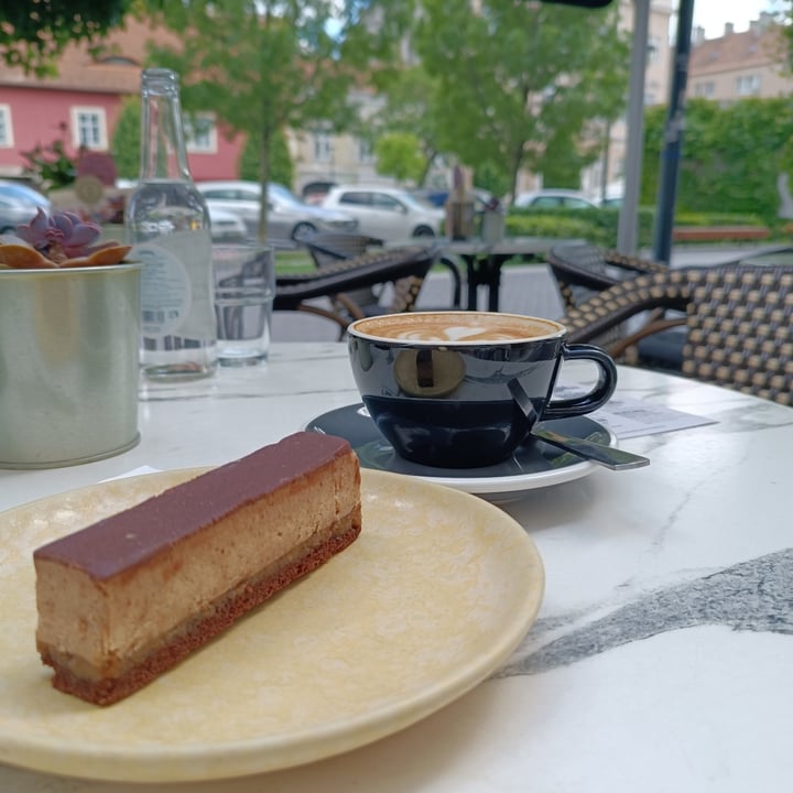 photo of Kultúrpresszó vegan flódni shared by @flowvegan on  12 Jun 2024 - review