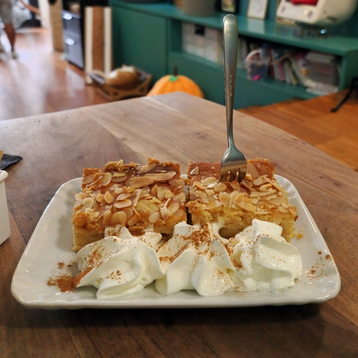 photo of Crazy Cat Café quadrotto mele e mandorle shared by @misscuoricina on  07 Oct 2023 - review