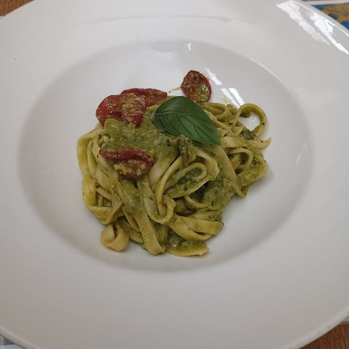 photo of Essenza Love Natural Food Spaghetti Al Pesto con Pomodorini Secchi shared by @geb on  16 Jun 2025 - review
