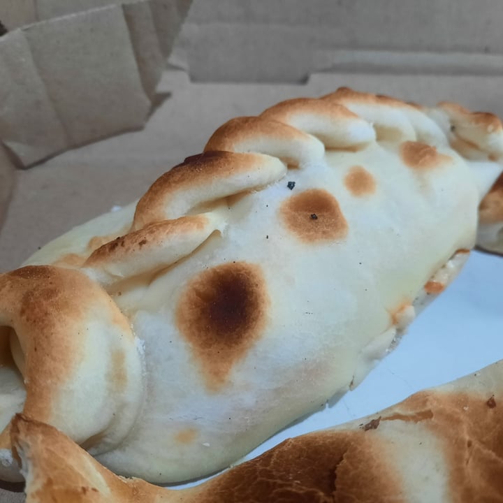 photo of Lontano Pizza Empanada De "Pollo" shared by @lily62 on  06 Nov 2023 - review