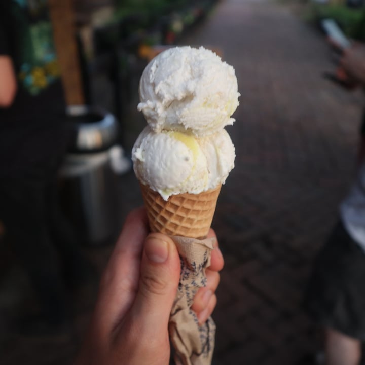 photo of Jeni's Splendid Ice Creams Lemon Bar Non-Dairy Ice Cream shared by @614brandonmoore on  19 Dec 2024 - review
