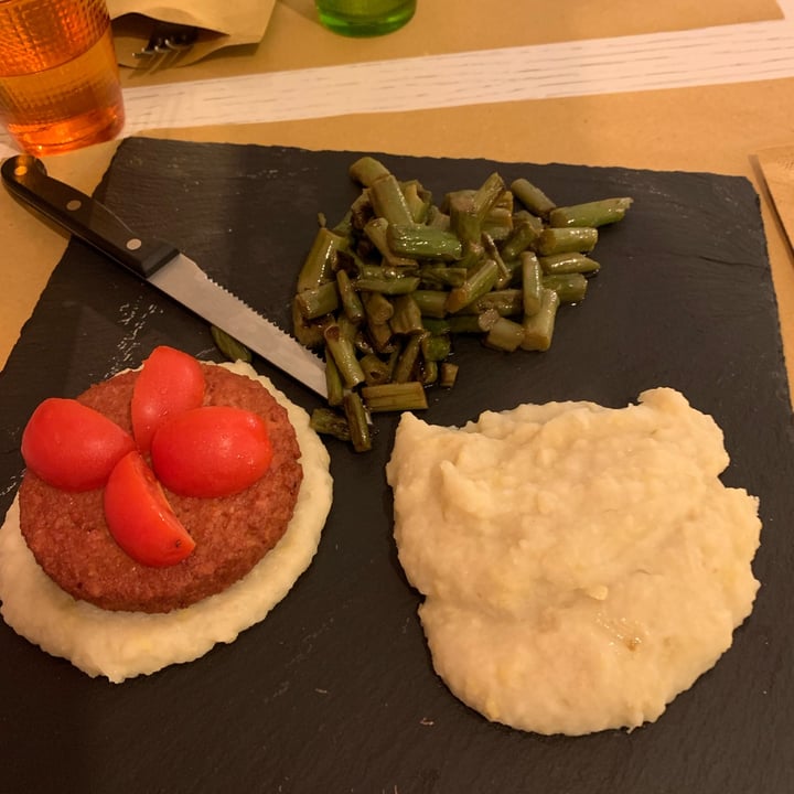 photo of Languorino hamburger scomposto con verdure e purè Hamburger scomposto con verdure e purè shared by @lorella67 on  17 Nov 2024 - review