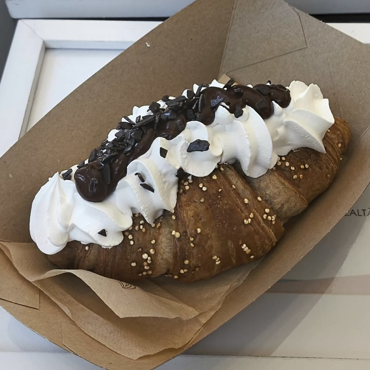 photo of Doppio Zero Cornetto alla panna con cuore di Cioccolato shared by @fernandoveganboccia on  28 Jun 2025 - review