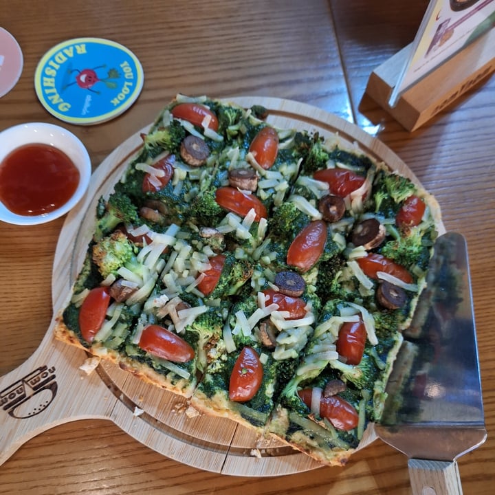 photo of nomVnom Bistro Popeye's Delight Pizza shared by @veganspicegirl on  27 Apr 2024 - review