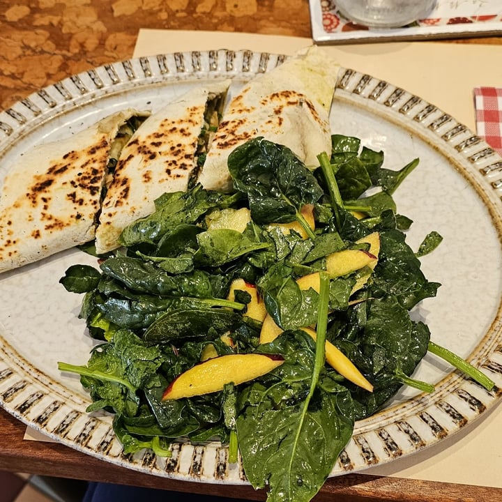 photo of La Mi Mama Tacos con tofu, guacamole, insalatina di spinaci e pesche shared by @domizia on  06 Aug 2025 - review