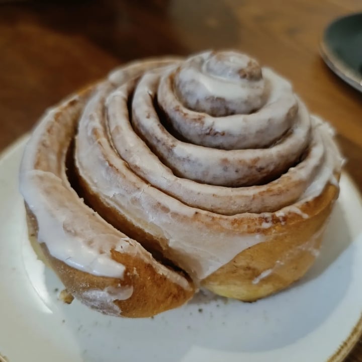 photo of Bite Me Café Cinnamon Roll shared by @angelesrocaz on  09 Dec 2023 - review