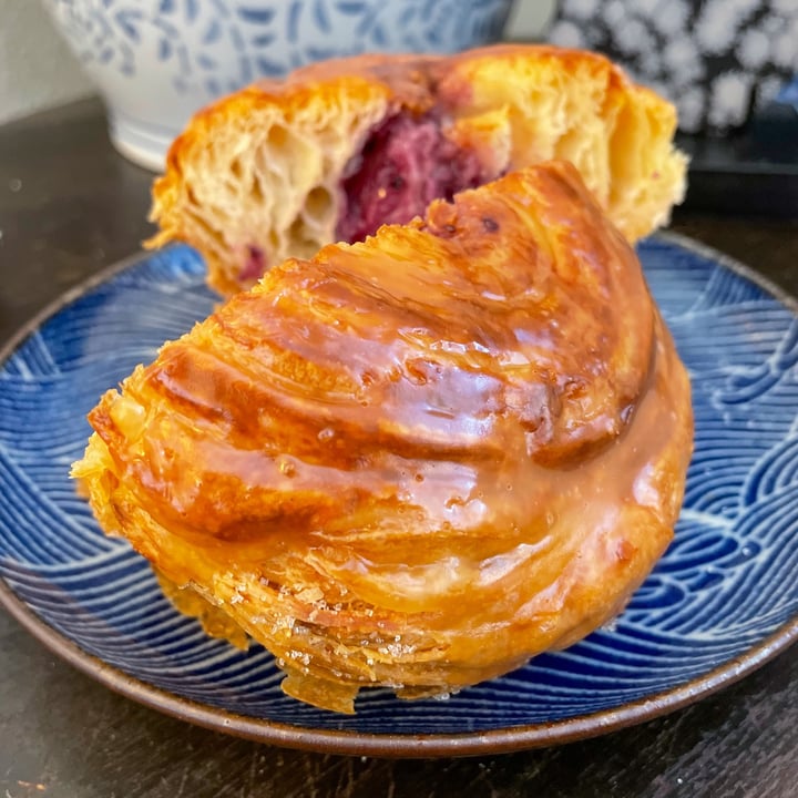 photo of Houldens Rise Above Blueberry Yuzu Cruffin shared by @alleycatz on  25 Aug 2023 - review