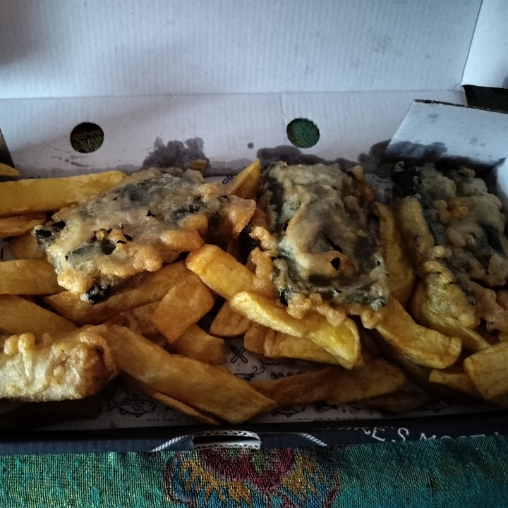 photo of Simpsons Fish and Chips Stroud Chips and tofish shared by @naomivegan on  19 Sep 2025 - review