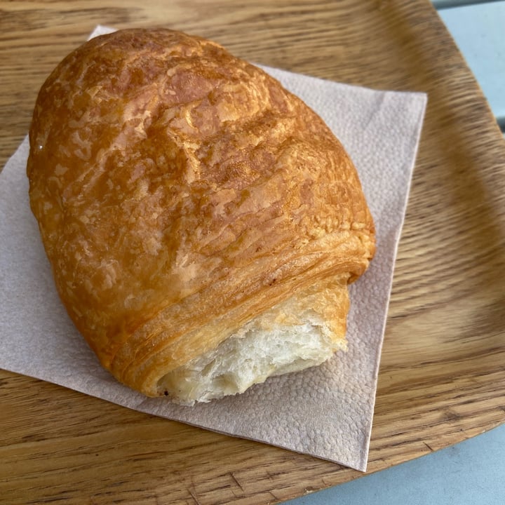 photo of Land&Monkeys Pain aux chocolat shared by @saraxcix on  26 Apr 2024 - review