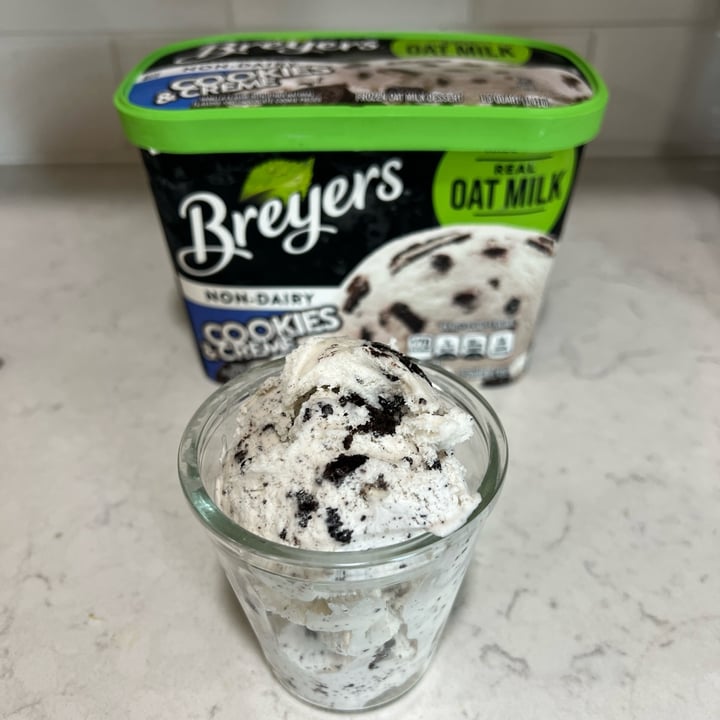 photo of Breyers Cookies and Cream Ice Cream shared by @manelin on  14 Apr 2024 - review
