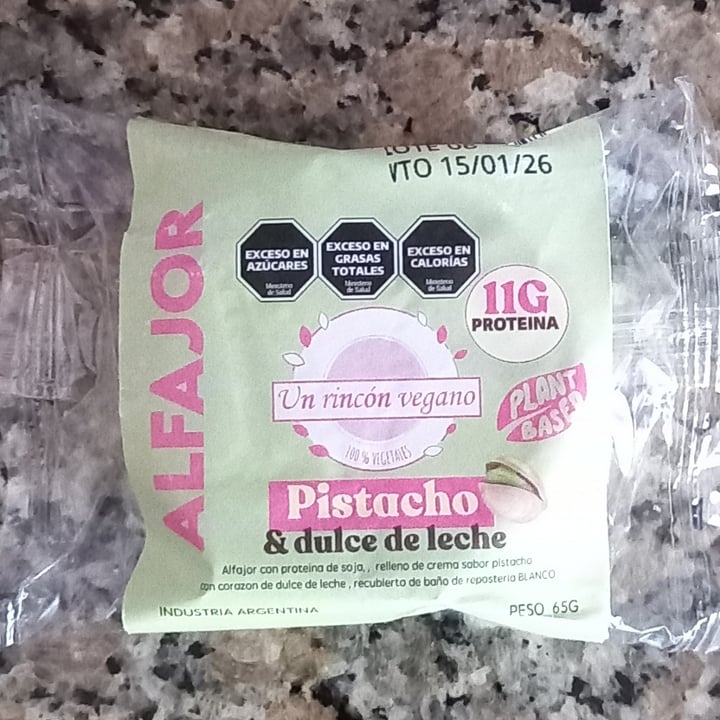 photo of Un Rincón Vegano alfajor de pistacho y dulce de Leche shared by @-fa on  31 Aug 2025 - review