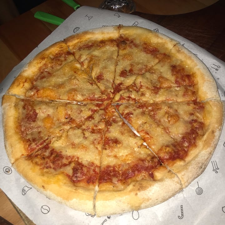 photo of Guacamole pizza con queso vegetal shared by @mateovarrailhon on  01 Apr 2024 - review
