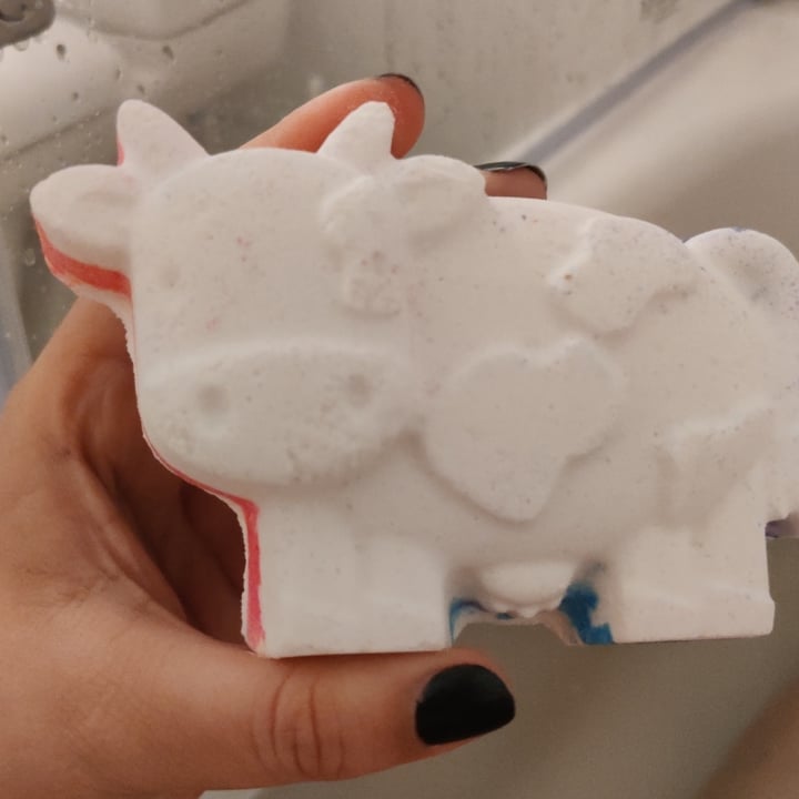 photo of Lush Toby's magic cow bath bomb shared by @enkelvegan on  18 Apr 2024 - review