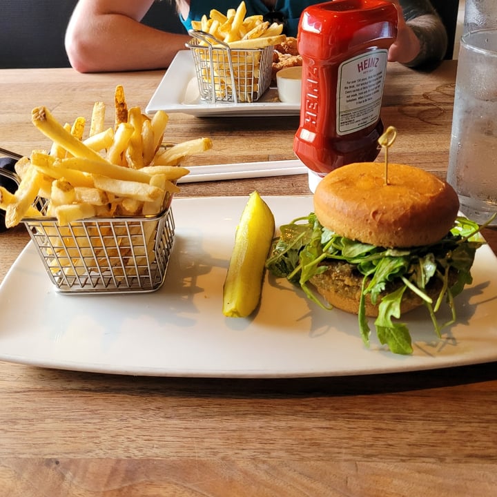 photo of Yard House California Veggie Burger shared by @yourfriendjen on  17 Apr 2024 - review