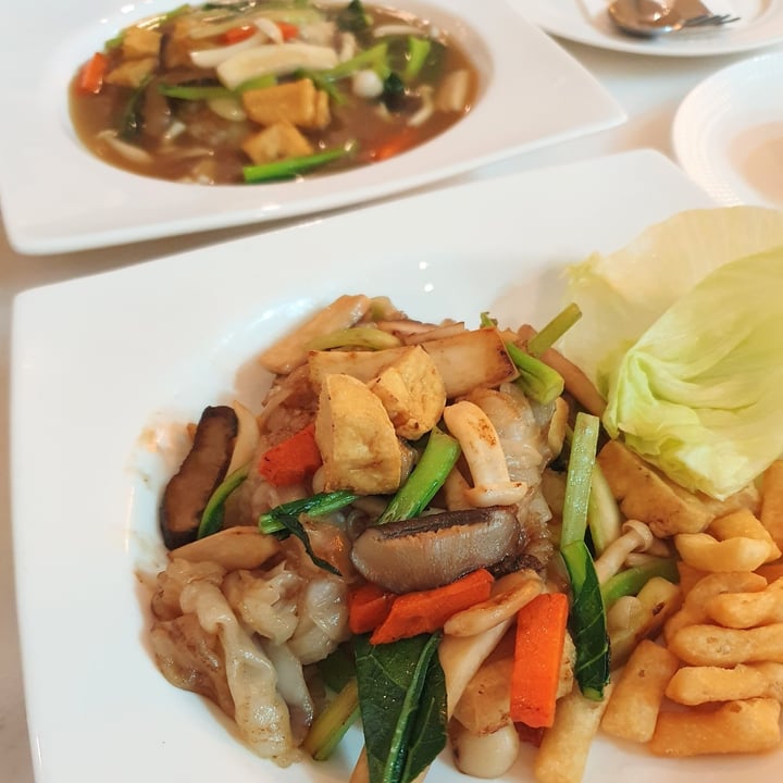photo of ผัด กับ ข้าว (PAD KUB KHAO) wide noodle stir fry, wide noodle in soy gravy, green curry with noodle shared by @limespickmeup on  20 Mar 2024 - review