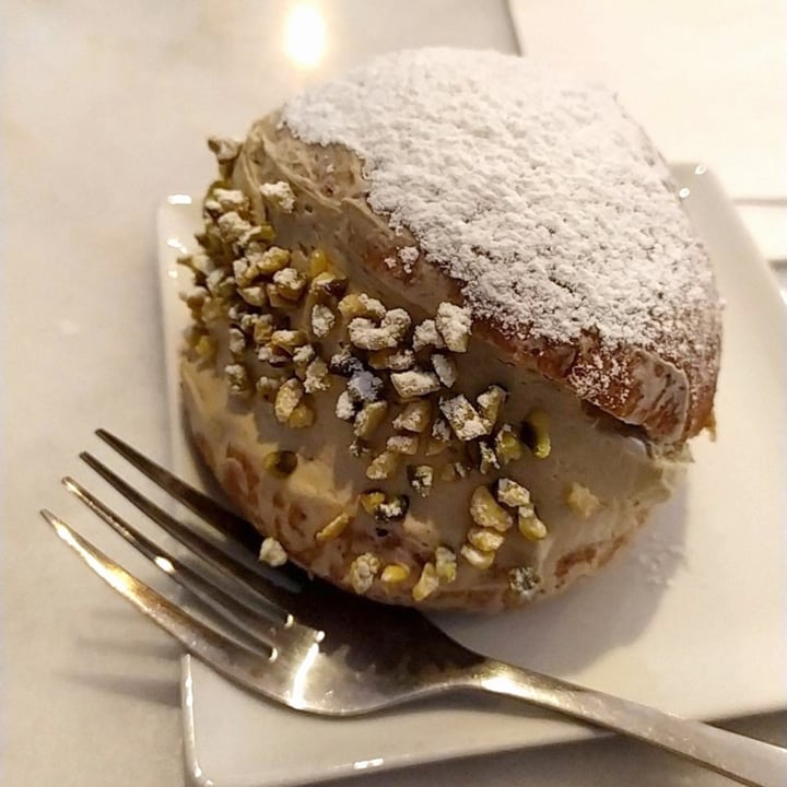 photo of Pasticceria Nepà maritozzo al pistacchio shared by @kkami-sama on  29 Dec 2024 - review