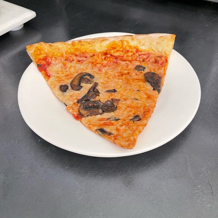 photo of 365 Whole Foods Market Vegan Cheese Pizza shared by @tamiapple on  28 Apr 2025 - review