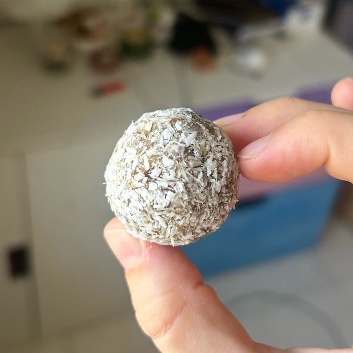 photo of Artillery Arts Cafe Almond Coconut Bliss Balls shared by @tiascaz on  01 May 2024 - review