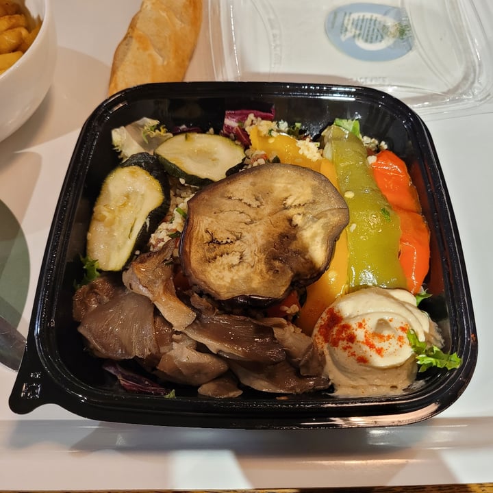 photo of La Place Ensalada hummus y verduras shared by @demp on  30 Nov 2023 - review