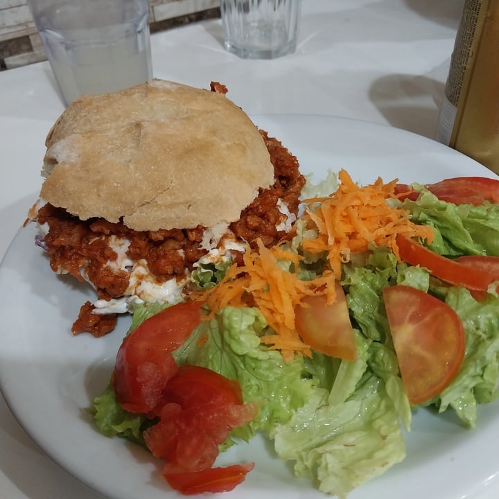 photo of Loving Hut Microcentro Hamburguesa Desmechada con BBQ shared by @tales on  03 Dec 2023 - review