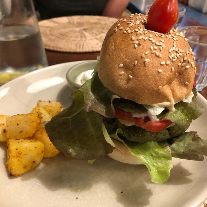 photo of ANNIE 𝐬𝐰𝐞𝐞𝐭𝐞𝐫𝐲 & 𝐞𝐚𝐭𝐞𝐫𝐲 Falafel Burger shared by @babi84 on  05 Sep 2023 - review