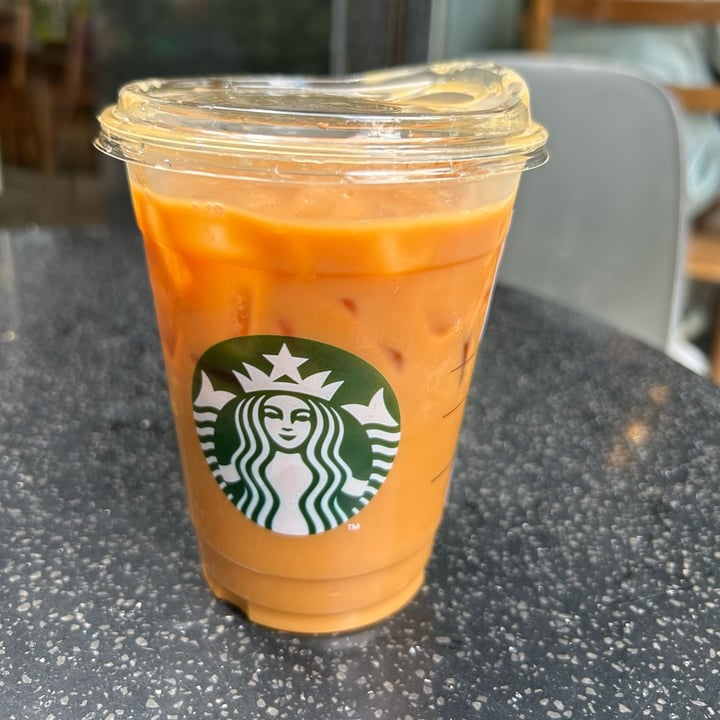 photo of Starbucks Pumpkin spice latte frio descafeinado con leche almendra shared by @zullybee on  06 Oct 2025 - review