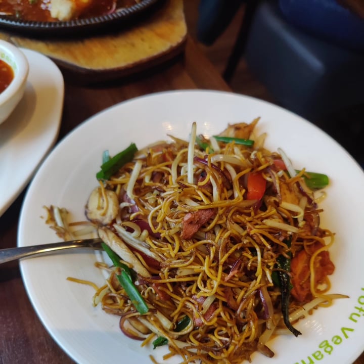 photo of Tofu vegan Spitalfields Special fried noodles, Sichuan style shared by @plumesworld on  13 Apr 2024 - review