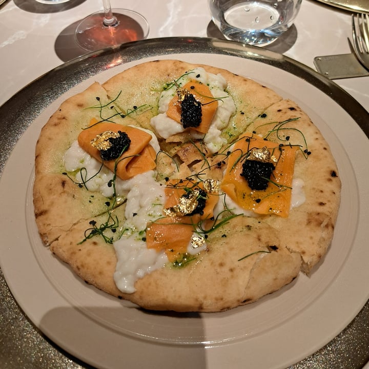 photo of Linfa Milano - Eat Different Pizza con salmone, caviale e formaggio shared by @maryquitecontrary on  11 May 2024 - review