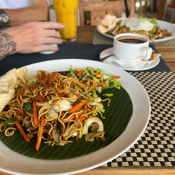 photo of Sun Shooters Restaurant and Shooters Bar Vegetable Mi Goreng (omit egg) shared by @ethicurean on  01 Jul 2024 - review