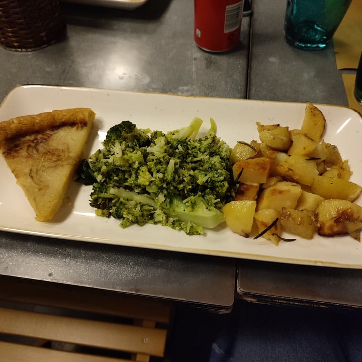 photo of Buena Siesta - Bar Piadineria Spezzatino di seitan e piselli con tre contorni e piadina a scelta shared by @crazy-catlady on  12 Jan 2025 - review