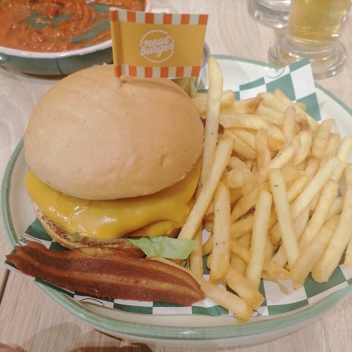 photo of Neat Burger Milano | Merlata Bloom Smash Burger shared by @carmillabresh on  25 Feb 2024 - review