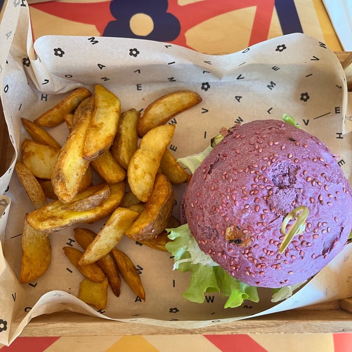 photo of Flower Burger Bloom Burger shared by @giuliazecchini on  02 Apr 2024 - review