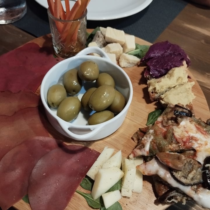 photo of VEGHOMETRO Tagliere Aperitivo Vegano shared by @ilariabonfanti on  21 Oct 2023 - review