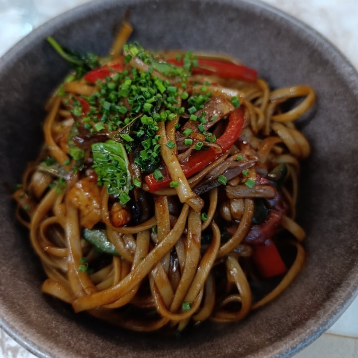 photo of The Vegan Roll noodles yakisoba shared by @crisamberes on  15 May 2024 - review