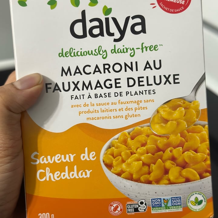 photo of Daiya delux mac and cheese cheddar style shared by @avnieatsvegan on  08 Sep 2023 - review