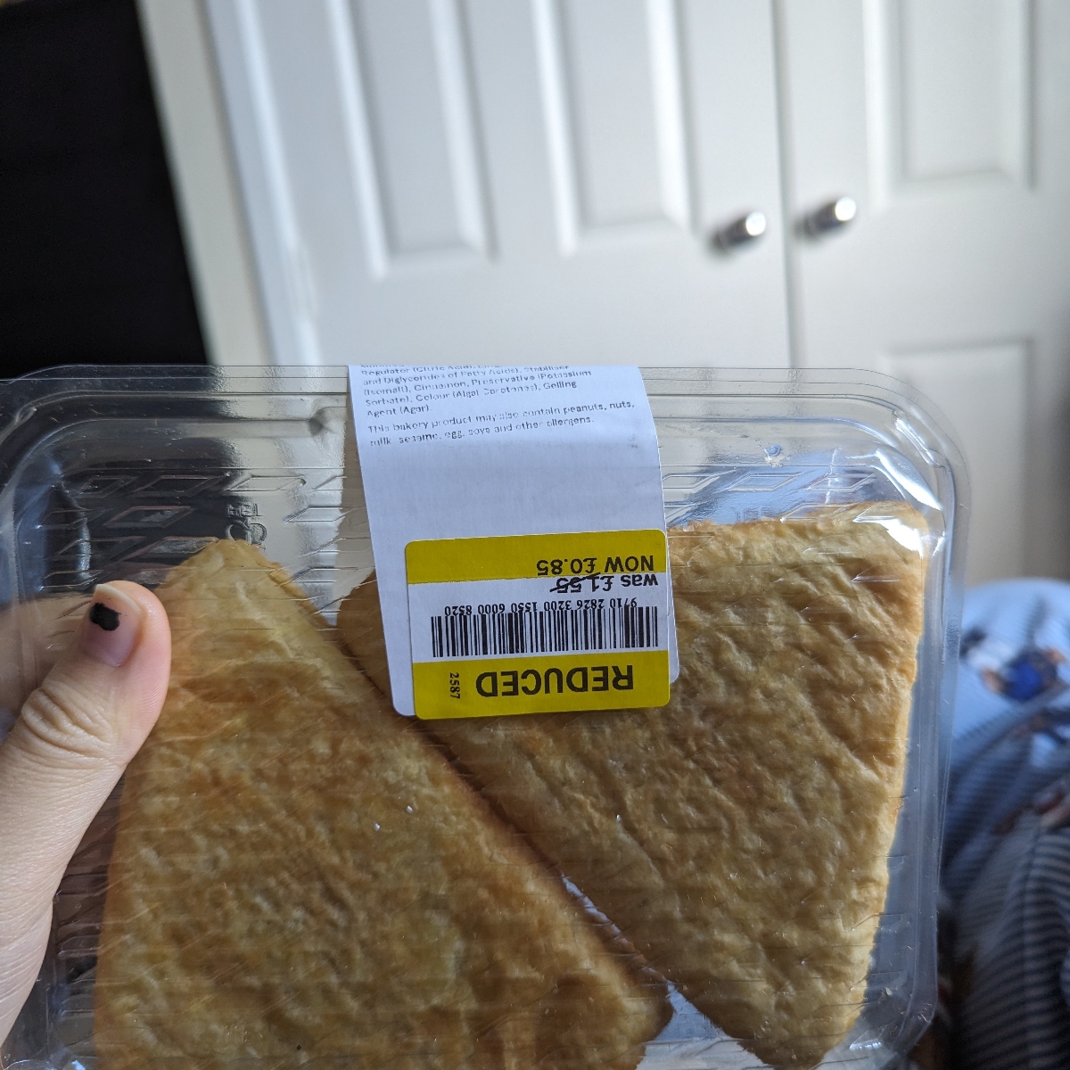Tesco 2 Apple and Cinnamon Turnovers Reviews | abillion