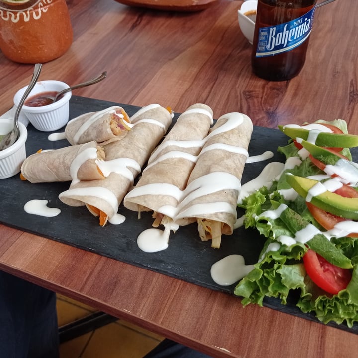 photo of El vegano coqueto Burritas de Yaca shared by @franj36 on  15 Mar 2024 - review
